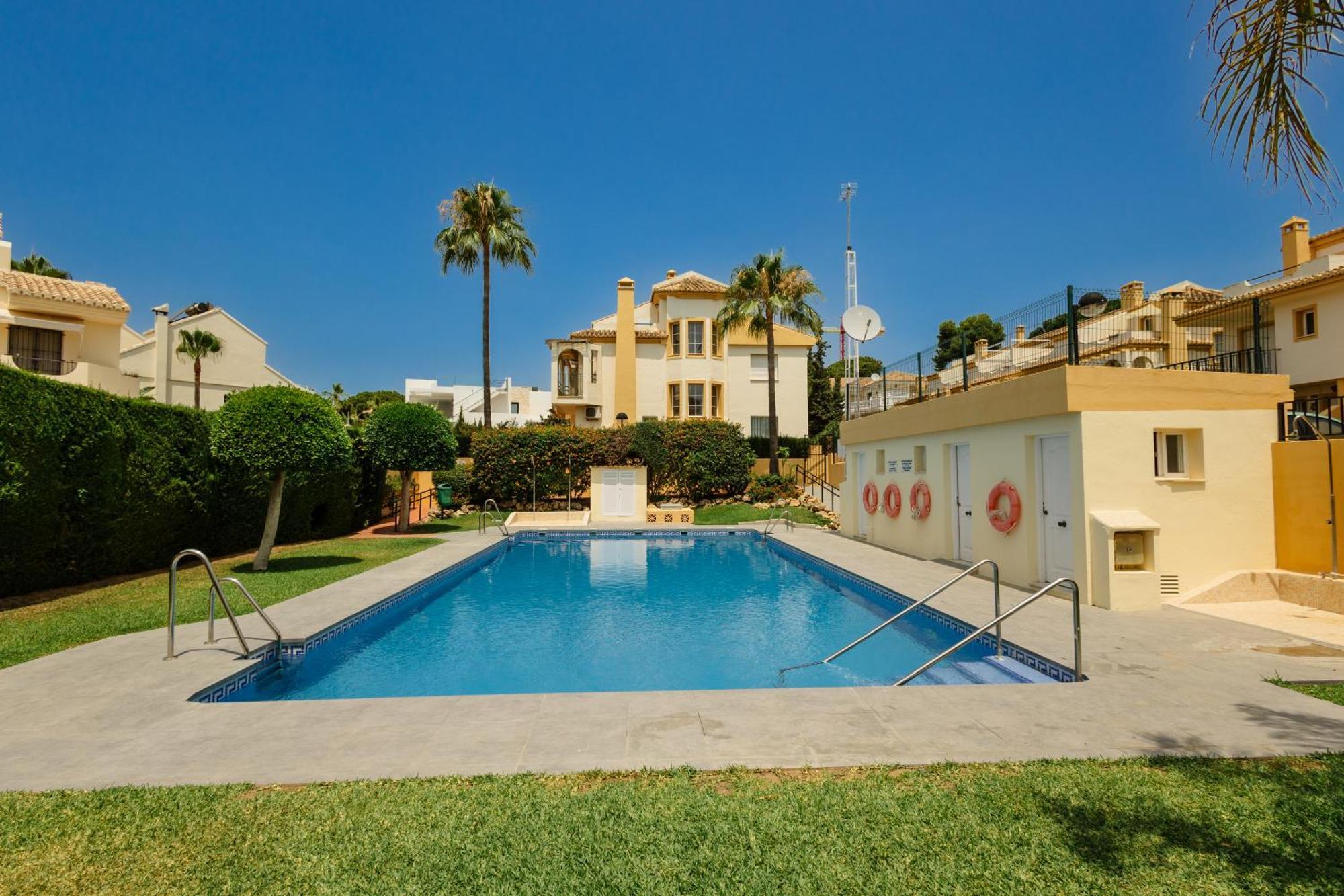 Beautiful Townhouse Walking Distance To The Beach In Costabella, Marbella Luaran gambar