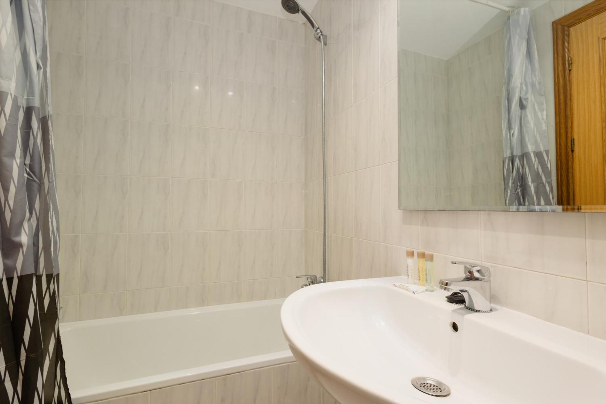 Beautiful Townhouse Walking Distance To The Beach In Costabella, Marbella Luaran gambar