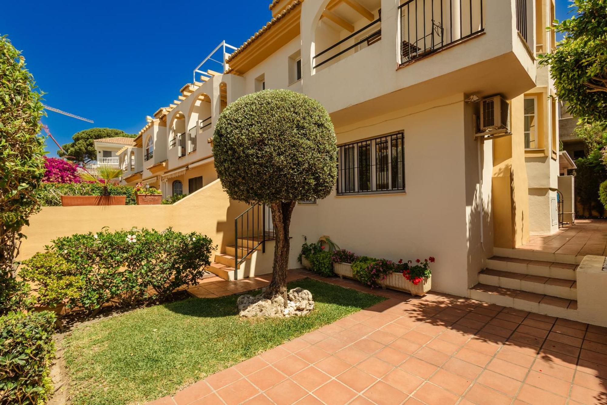 Beautiful Townhouse Walking Distance To The Beach In Costabella, Marbella Luaran gambar