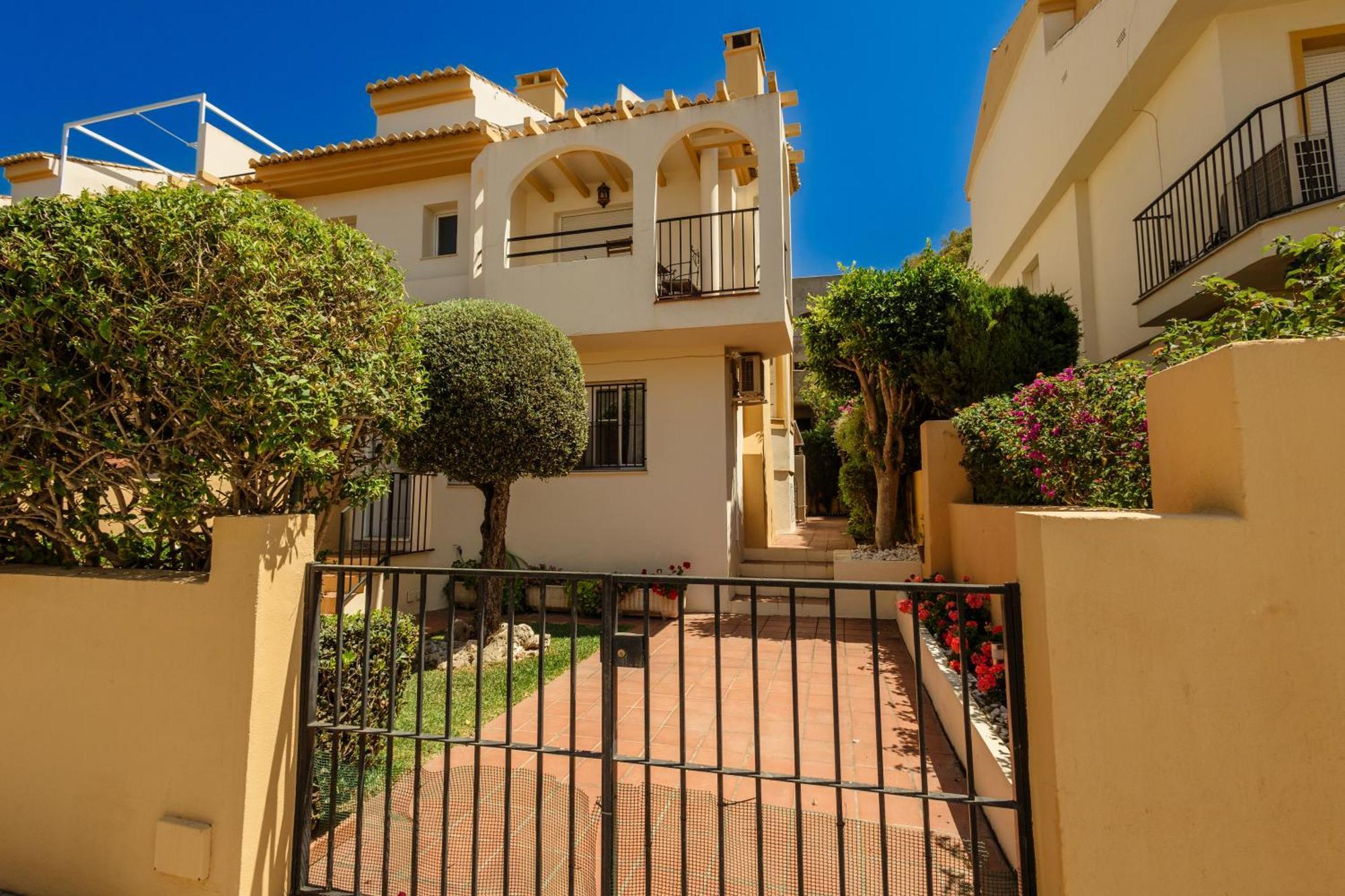 Beautiful Townhouse Walking Distance To The Beach In Costabella, Marbella Luaran gambar